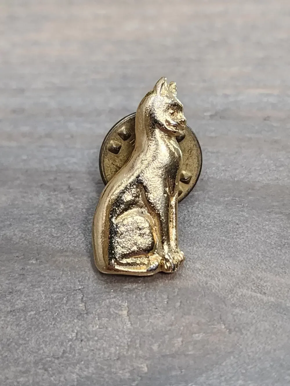 Vintage Gold Tone Cat Sphinx Lapel Pin Hat Vest